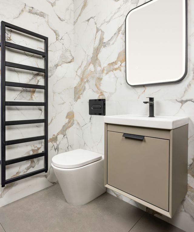 Toilet met wandtegels in marmerlook, hangtoilet en wastafelmeubel